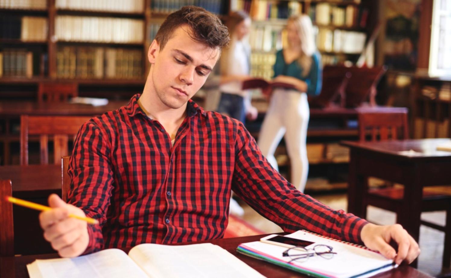 Planification budgétaire avec notes et graphiques