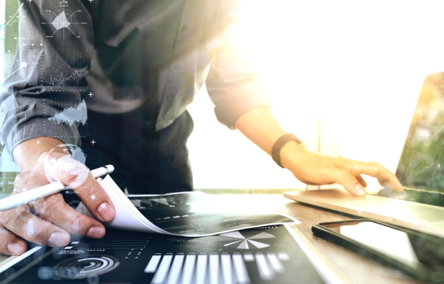 Analyse financière détaillée sur tablette montrant les graphiques de suivi budgétaire