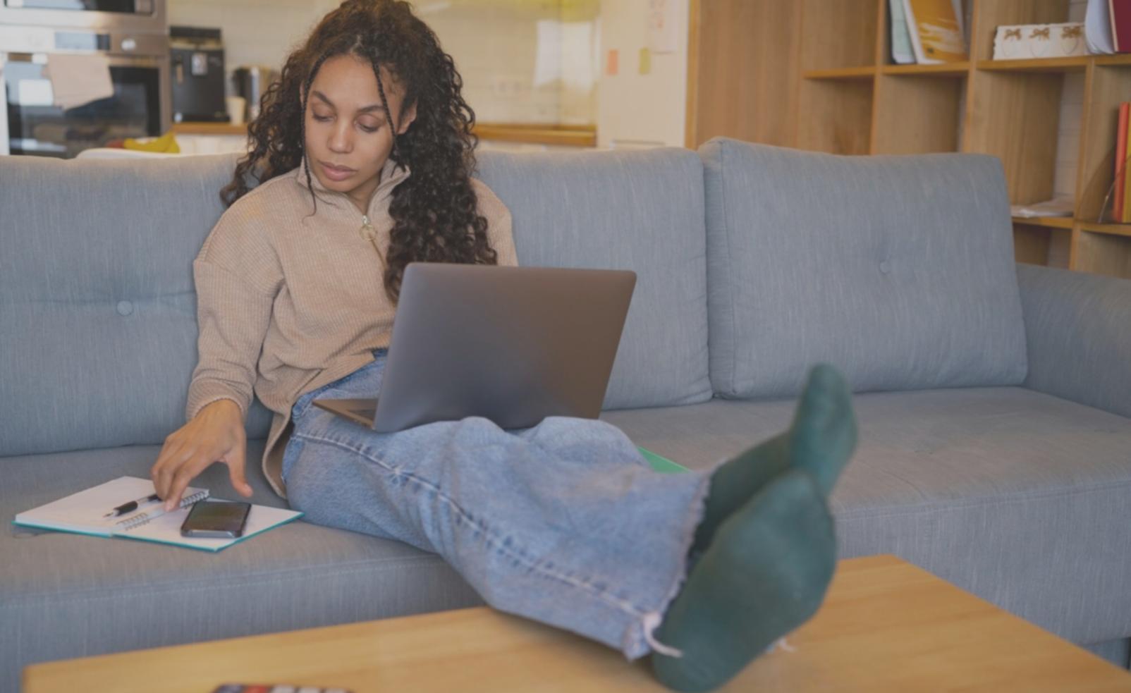 Personne vérifiant ses dépenses mensuelles sur ordinateur